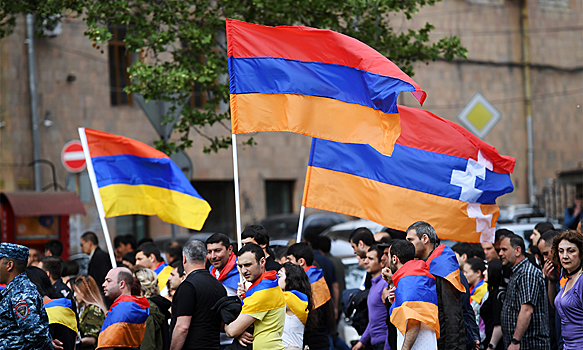 У посольства России в Ереване проходит акция протеста