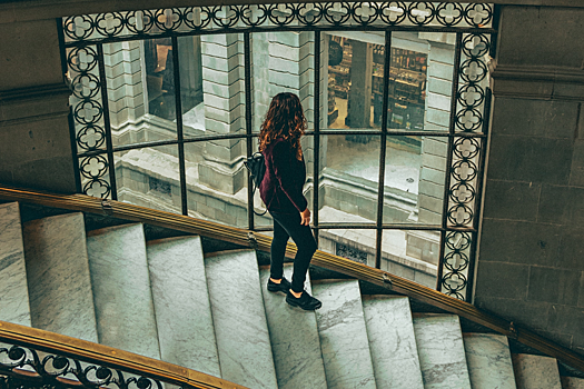 Ученые выяснили, почему женщины чаще падают с лестницы