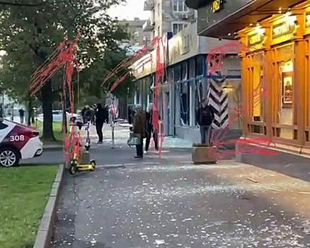 В Москве беспилотник врезался в здание неподалеку от Минобороны