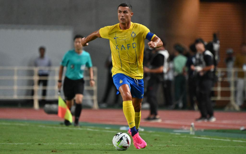 Роналду облил водой оператора после очередного неудачного матча. Видео