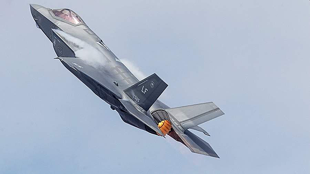 Два истребителя F-35 опасно сблизились с двумя Су-35 ВКС России