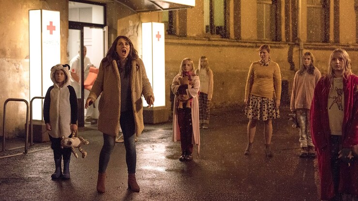 Элизабет Хёрли сталкивается с проклятием &laquo;Дудочника&raquo; в трейлере ужастика