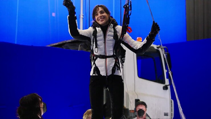 Галь Гадот дурачится за кулисами &laquo;Сердца Стоун&raquo; в подборке неудачных дублей (видео)