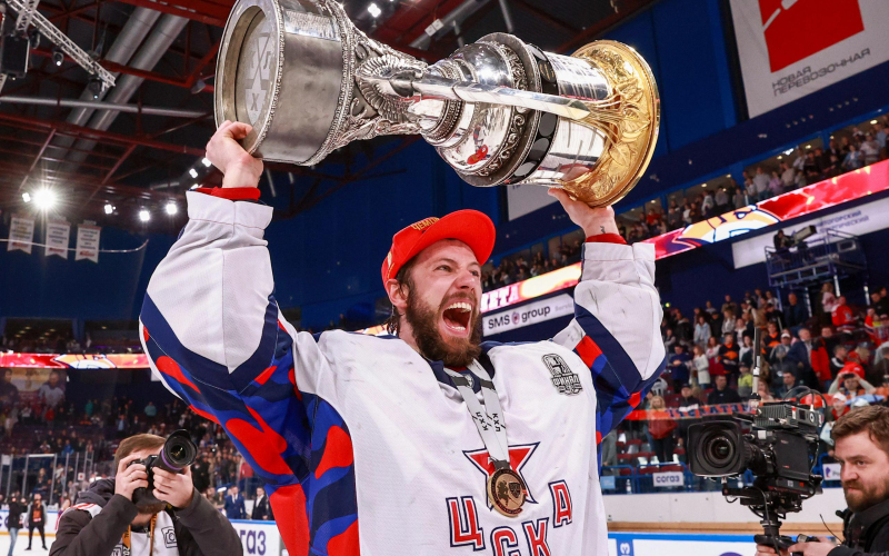 IIHF дисквалифицировала вратаря сборной России. Главное о скандале