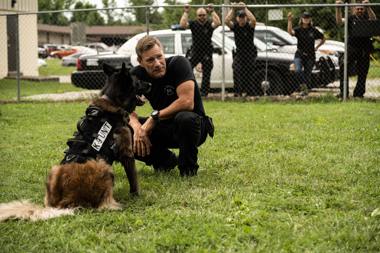 Собачья работа: коп Аарон Экхарт со своим четвероногим напарником из фильма &laquo;Намордник&raquo;