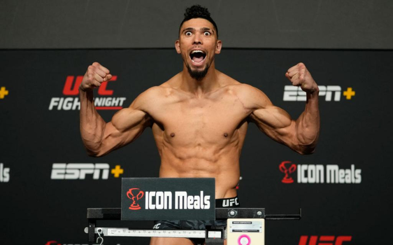 Боец UFC Джонни Уокер съел фото своего российского соперника. Видео