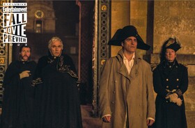 Хоакин Феникс на белом коне знакомится с Москвой на новых кадрах фильма &laquo;Наполеон&raquo;