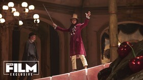 Обескураженный Тимоти Шаламе на новых кадрах фильма &laquo;Вилли Вонка&raquo;