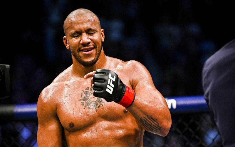 Сирил Ган нокаутировал молдаванина в главном бою турнира UFC в Париже