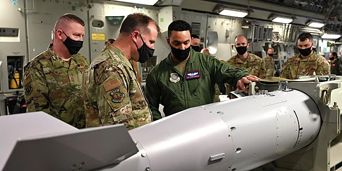 США модернизируют свою основную ядерную бомбу