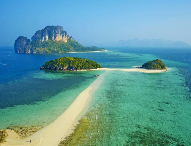 Россияне планируют провести новогодние праздники в Таиланде, ОАЭ и Сочи