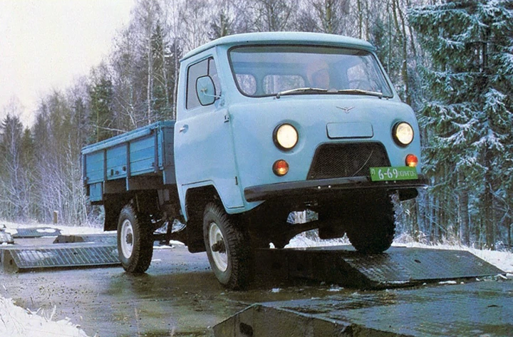 Деревенщина сделал из УАЗ-3303 &laquo;Головастик&raquo; настоящую фантастику с АКПП и V6