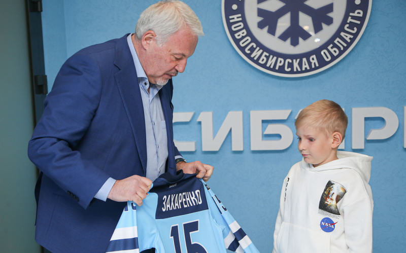 Клуб КХЛ подписал контракт на день с мальчиком, который борется с раком