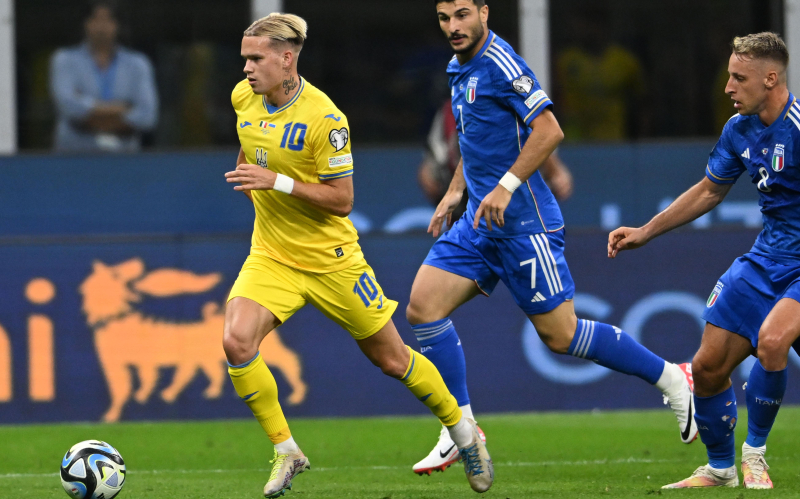 Мудрика и трех футболистов сборной Украины включили в список уклонистов