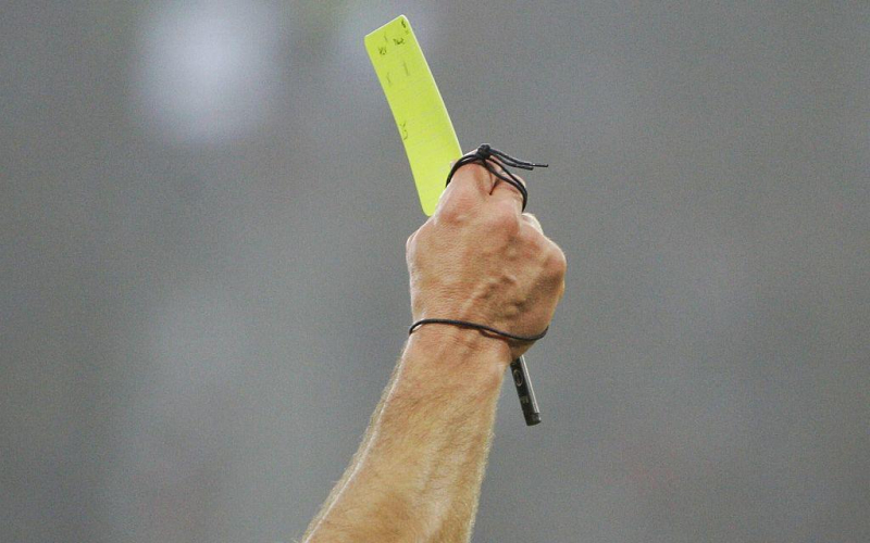 В Чехии футболисты получили одновременно 16 желтых карточек