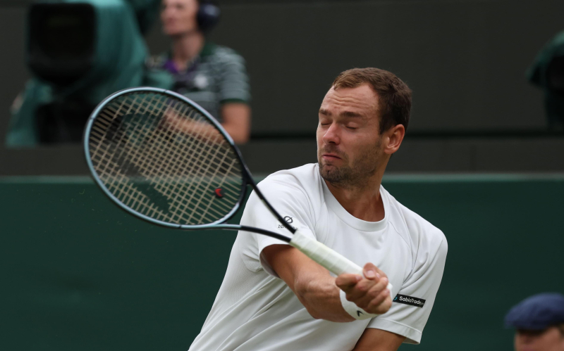 Занимающий 45-е место в рейтинге россиянин сенсационно обыграл Алькараса