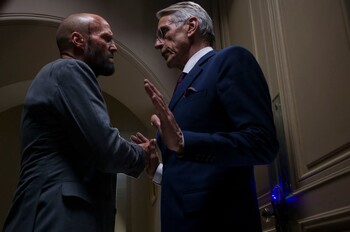 Окровавленный Джейсон Стэйтем угрожает Джереми Айронсу на свежих кадрах &laquo;Пчеловода&raquo;