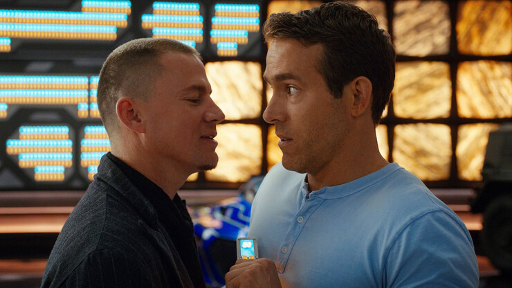 Warner Bros потратит $ 140 млн на рождественский экшен с Райаном Рейнольдсом и Ченнингом Татумом