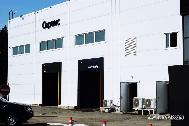 Нужно ли наносить воск на кузов автомобиля во время посещения мойки: есть ли смысл в этой процедуре?