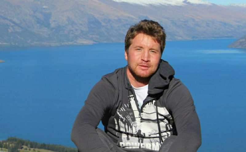 Чемпиона России по лыжам арестовали за бело-сине-белый флаг в соцсети