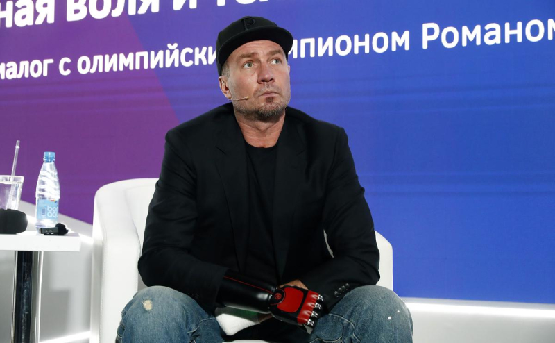 Костомаров показал, как шагает через две ступеньки на лестнице