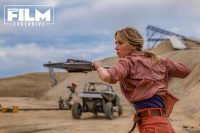 Неудержимая Эмили Блант на новых кадрах из экшен-комедии &laquo;Каскадёры&raquo;