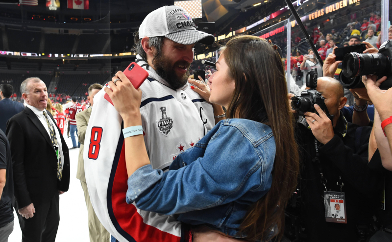 Жена Овечкина заявила, что побить рекорд Гретцки важно для всей России