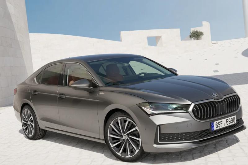 Лучшая версия Skoda Superb выходит на рынок: опубликованы цены, комплектации и характеристики