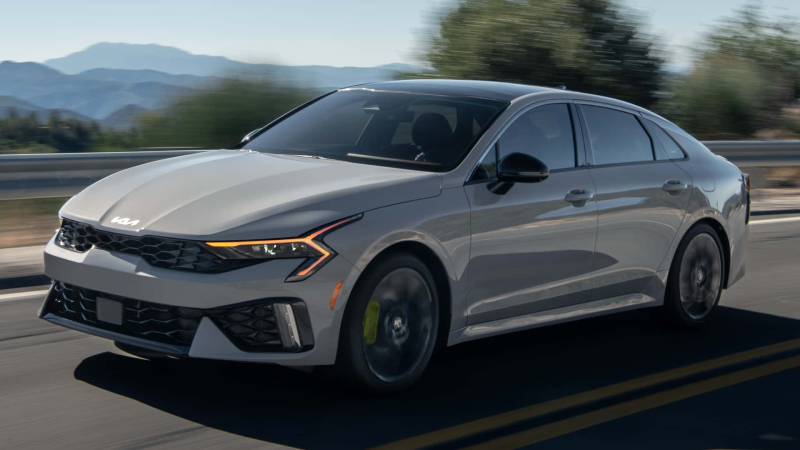 Новый стандартный мотор, больше оборудования, но выше цена: Kia обновила седан K5 на 2025 год