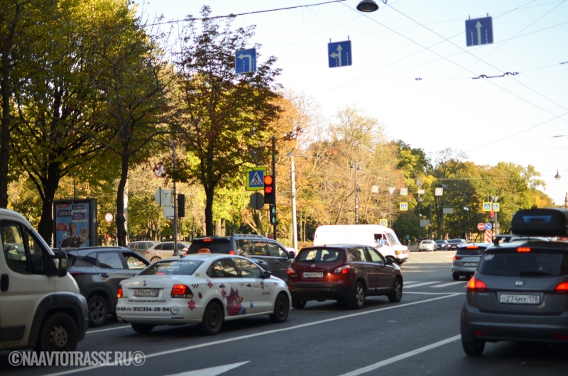 В ГИБДД объяснили, считается ли нарушением пересечение сплошной в попутном направлении