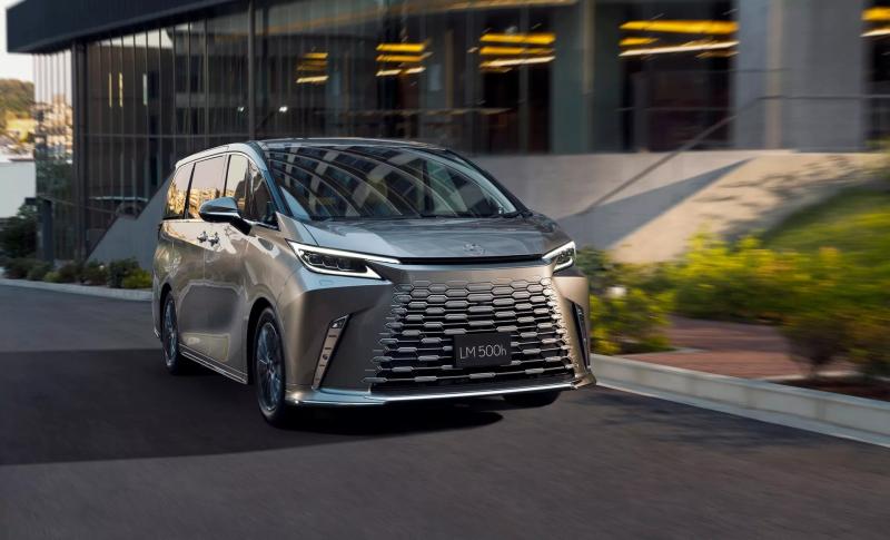 Lexus выпускает "дешевую" версию минивэна LM: 6 мест, выдвижной телевизор и комфортные сидения