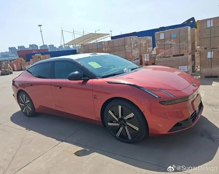 Lynk&Co Zero 2025: "шпионские" фото интерьера электроседана