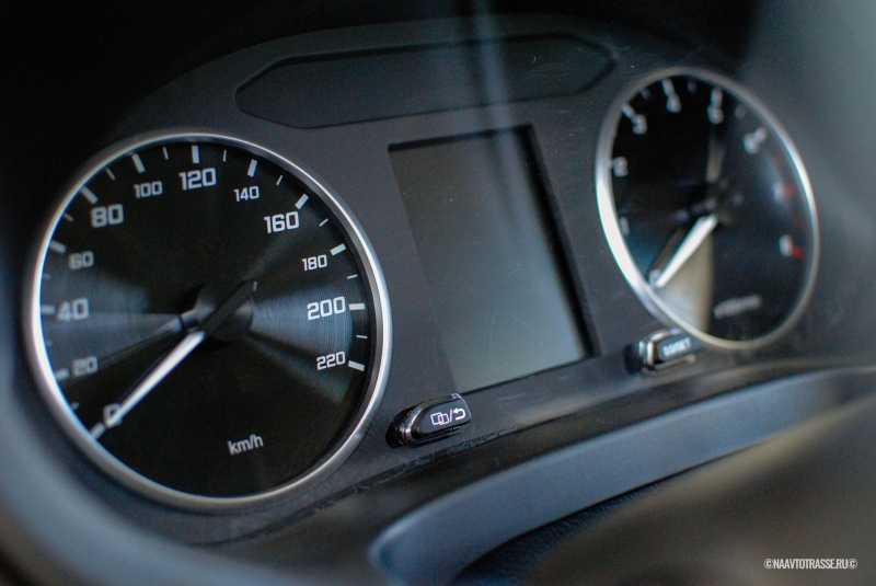 Моторист объяснил смысл белых и красных меток на тахометре в любом автомобиле