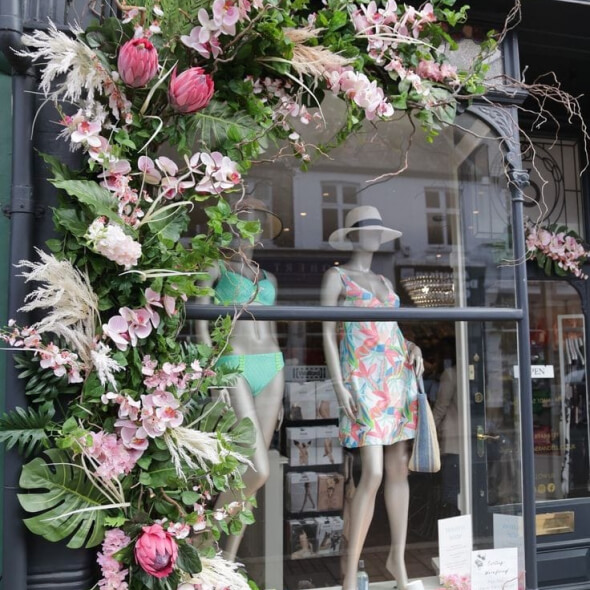 Цветочный фронт: Как входная группа из цветов привлекает клиентов